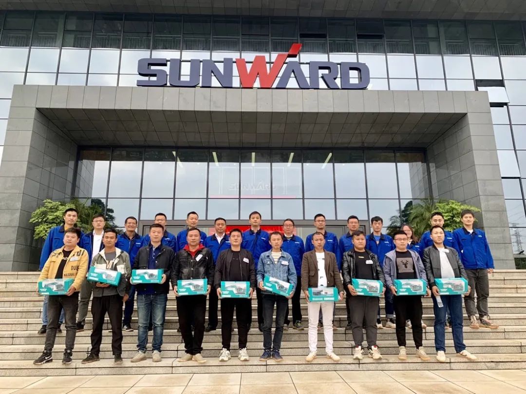 一起來“找茬”！10位“超級體驗官”試駕山河智能最新“F系列”挖掘機