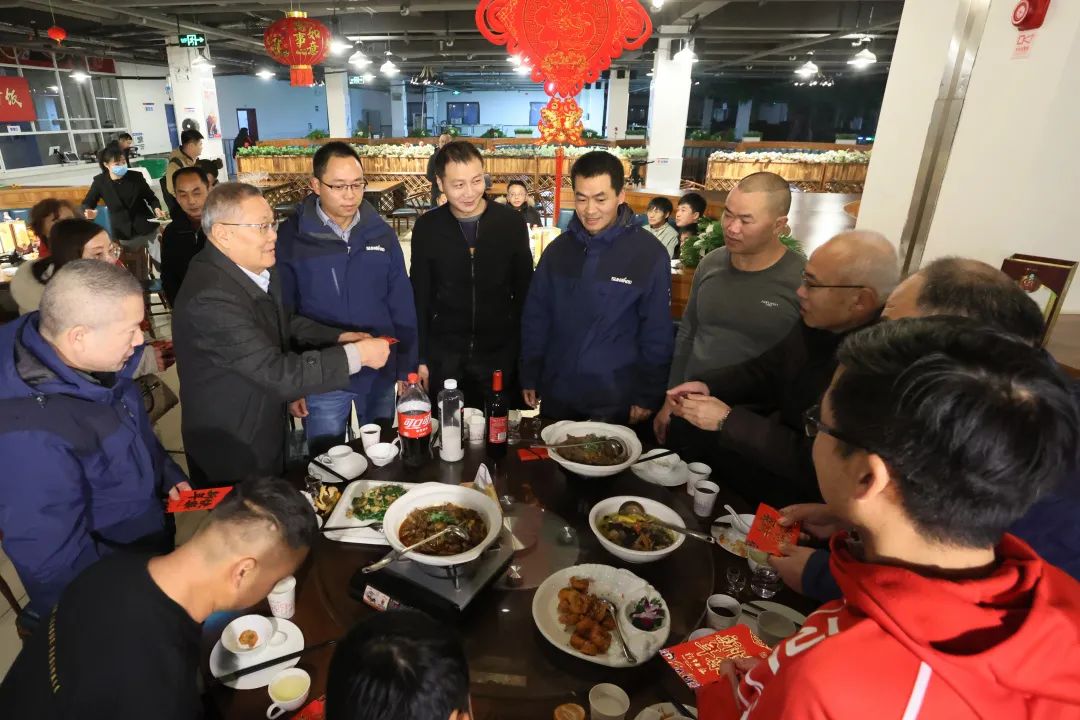 山河智能董事長何清華與留廠員工一起過大年！