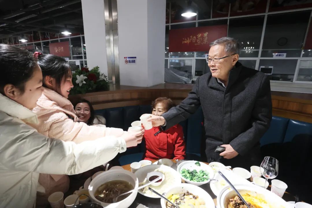 山河智能董事長何清華與留廠員工一起過大年！