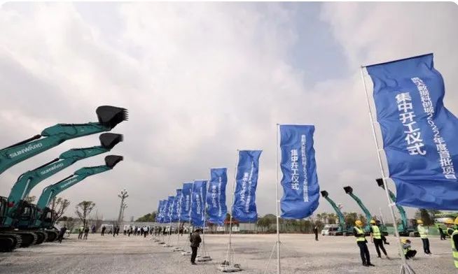 山河智能挖掘機亮相貴陽大數據科創城項目開工儀式