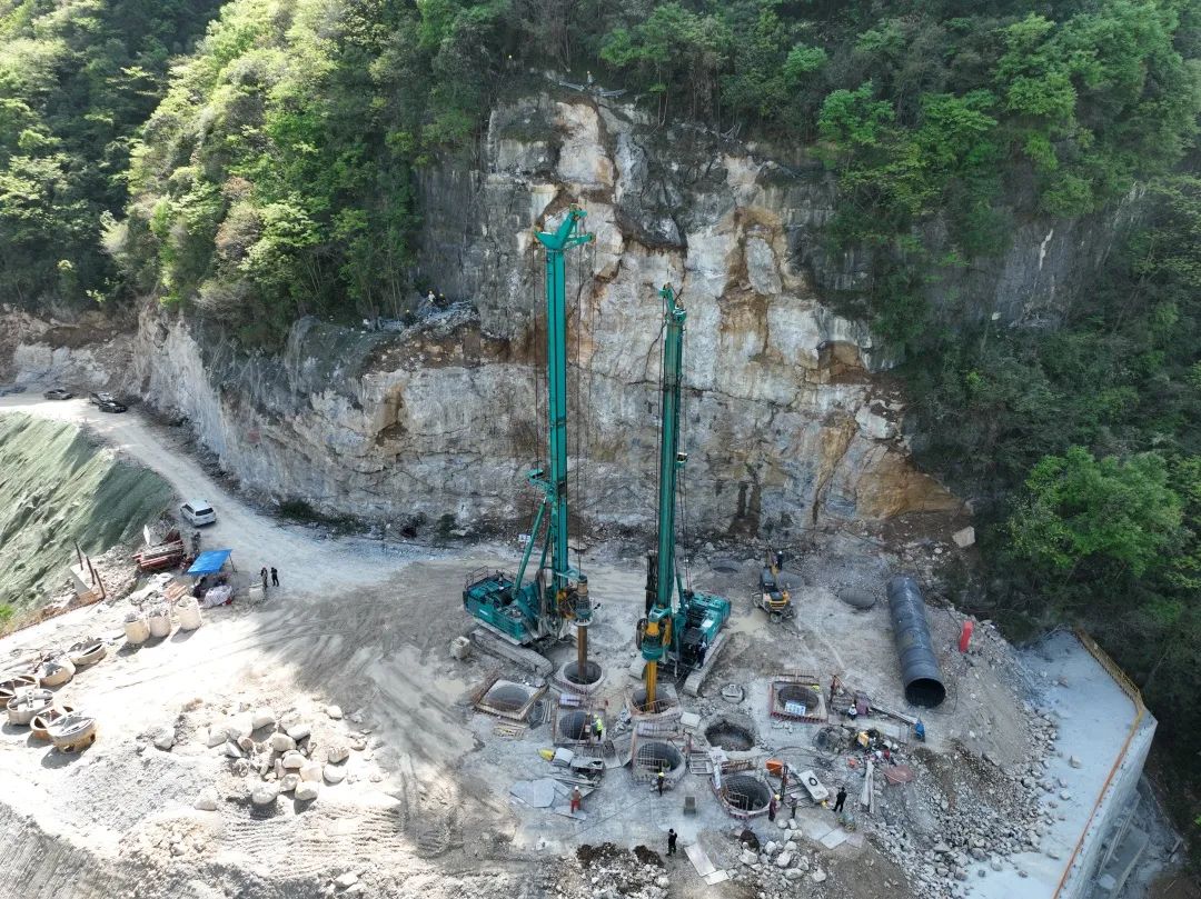 展現施工“奇效”！山河智能旋挖鉆機強勢助力爐慈高速公路建設
