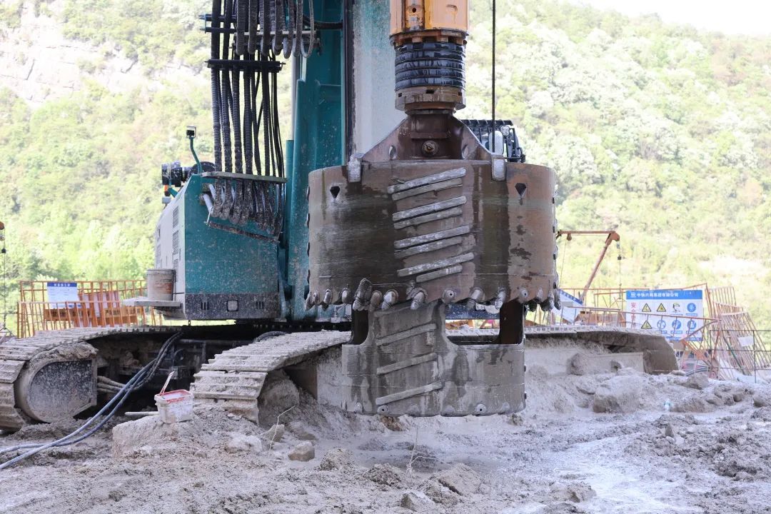 展現施工“奇效”！山河智能旋挖鉆機強勢助力爐慈高速公路建設