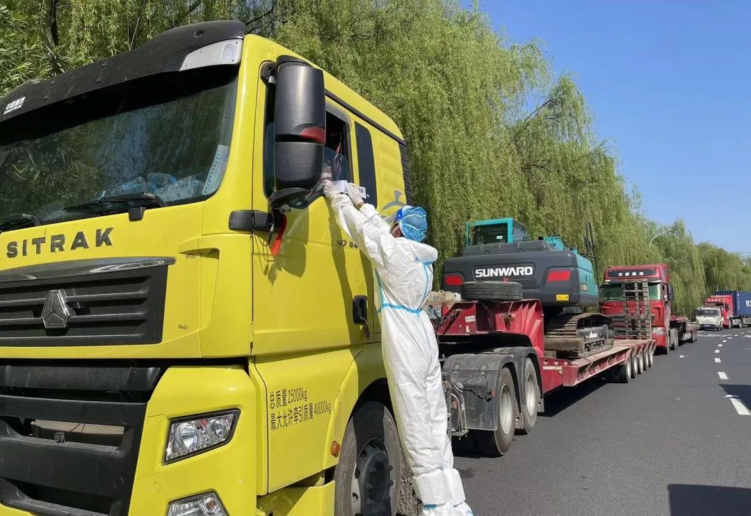 防疫、交機兩手抓！山河智能挖掘機順利交付獲好評