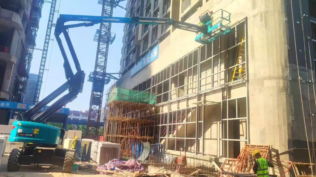 正式“上崗”！山河智能首臺電動曲臂式高空作業平臺入駐華南市場