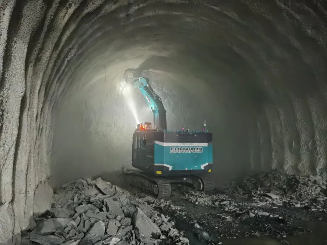 征戰川藏鐵路！山河智能新一代電動挖掘機成功交付