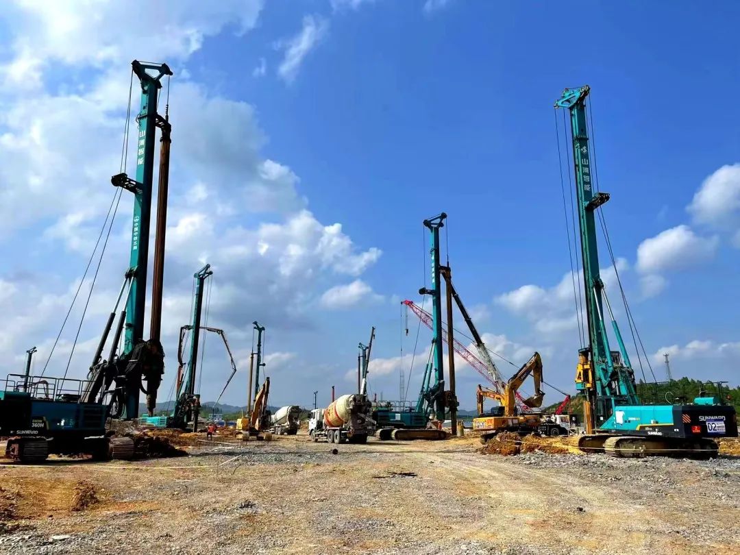 打樁“神器”再露鋒芒！山河智能旋挖鉆機助力貴陽貴安新區負極材料項目加速建設