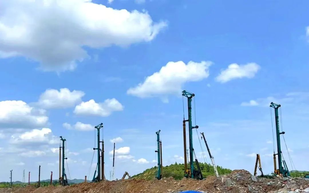 打樁“神器”再露鋒芒！山河智能旋挖鉆機助力貴陽貴安新區負極材料項目加速建設