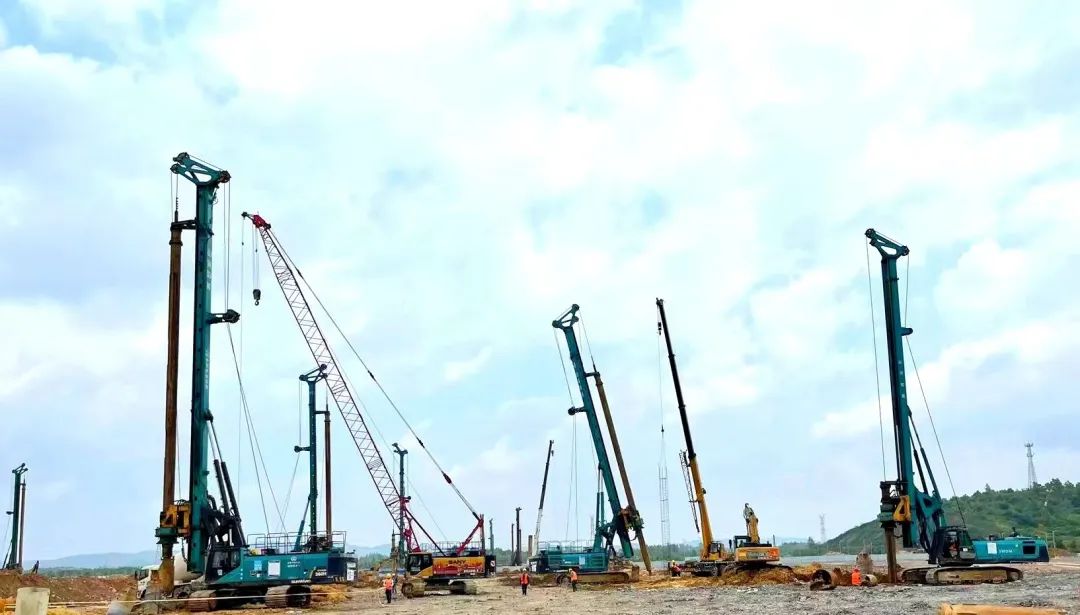 打樁“神器”再露鋒芒！山河智能旋挖鉆機助力貴陽貴安新區負極材料項目加速建設