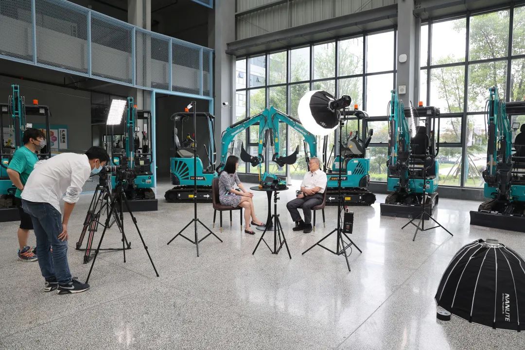 CGTN探廠！專訪山河智能董事長、首席專家何清華花絮來了