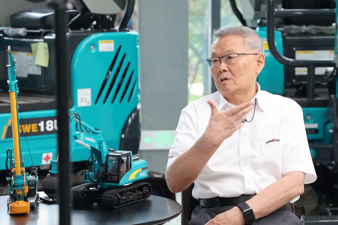 CGTN探廠！專訪山河智能董事長、首席專家何清華花絮來了