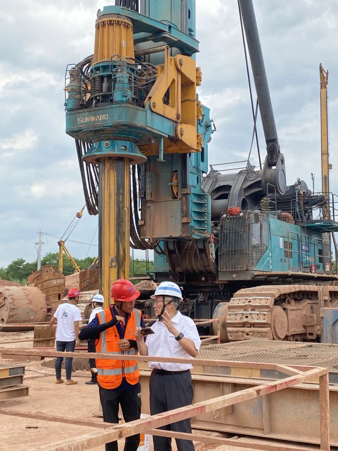 何清華帶隊赴燕磯長江大橋建設項目調研