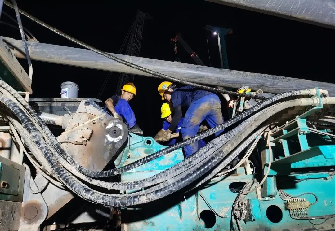 “創造施工奇跡！”他們和山河智能“超級樁備”一起助建燕磯長江大橋