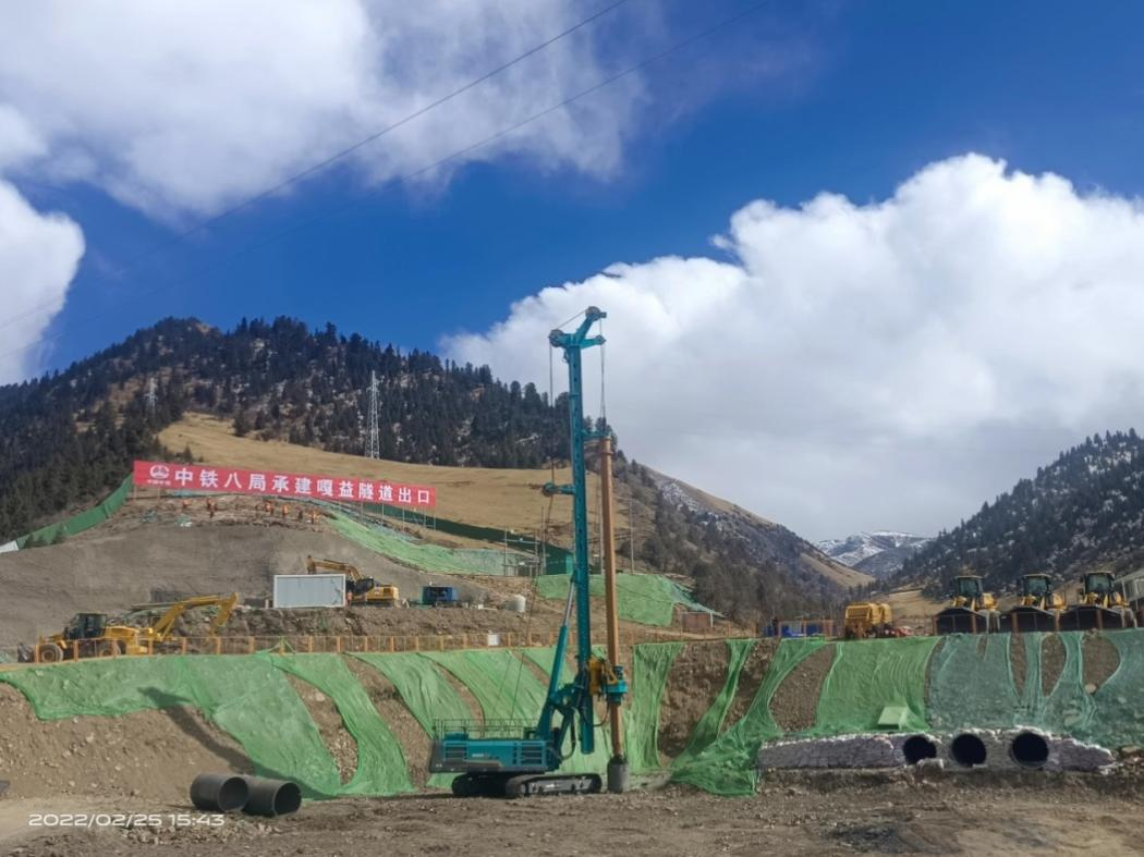 決戰“世界之巔”！山河智能旋挖鉆機實力助建川藏鐵路