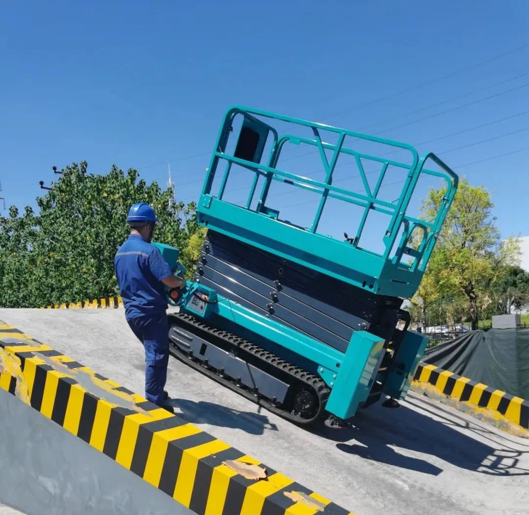 加速電動化產品布局，山河智能第一款履帶剪叉式高空作業平臺來了！