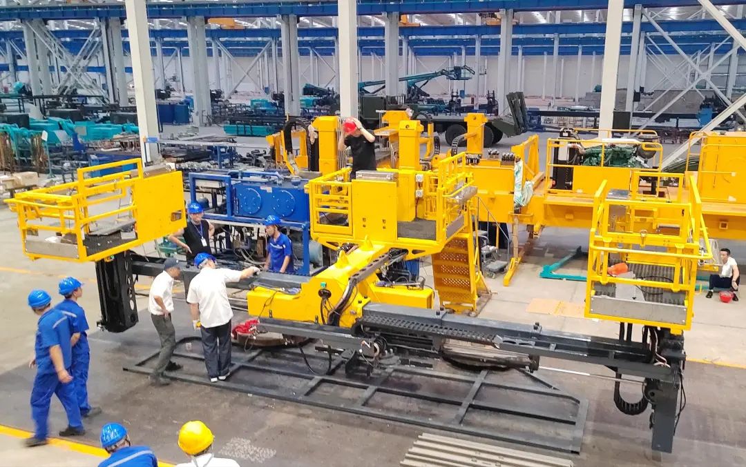 為鐵路運輸保駕護航！山河智能自主研制首套三平臺作業裝置成功交付