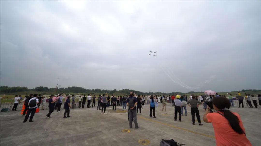 空中開花、大坡度盤旋、俯沖躍升……看山河飛行表演隊炫技2022湖南航展動態展