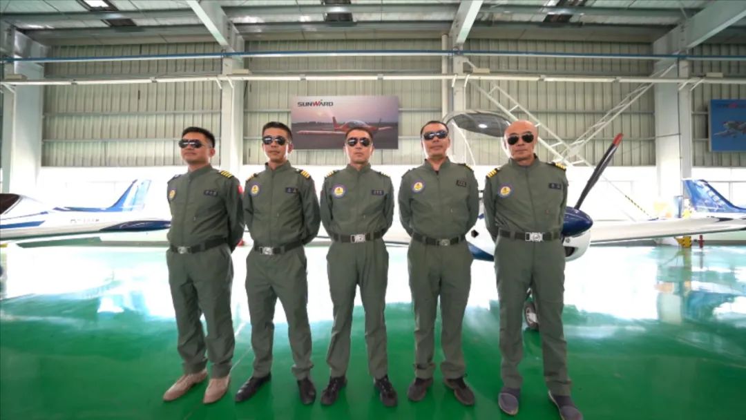 空中開花、大坡度盤旋、俯沖躍升……看山河飛行表演隊炫技2022湖南航展動態展