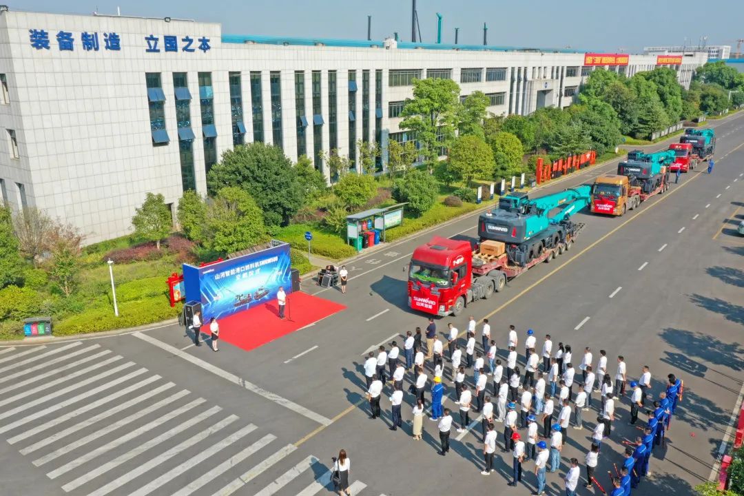 攜手山東匯誠助力我國港口建設！山河智能港口抓料機成功批量交付