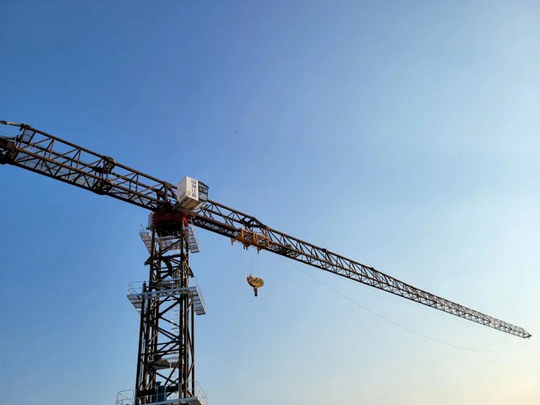 獨立高度達82米，山河江麓推出超大型平頭塔機