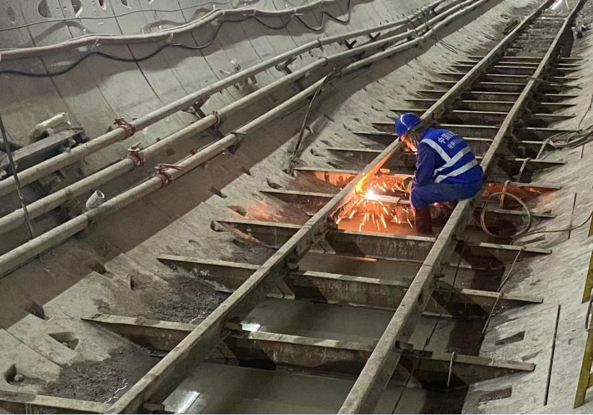 再傳捷報！中鐵山河盾構機順利貫穿深圳地鐵3號低碳站～坪西站左線