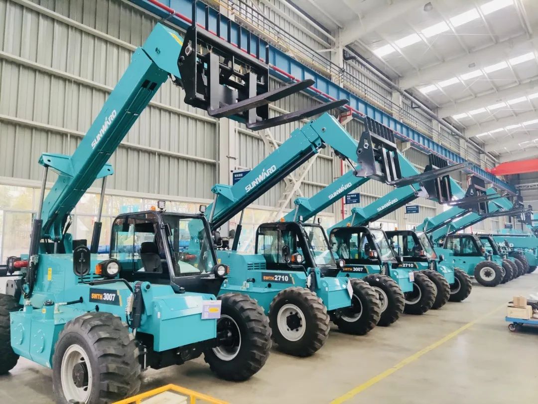 “兔飛猛進”添新品！山河智能兩款伸縮臂叉裝車同時下線