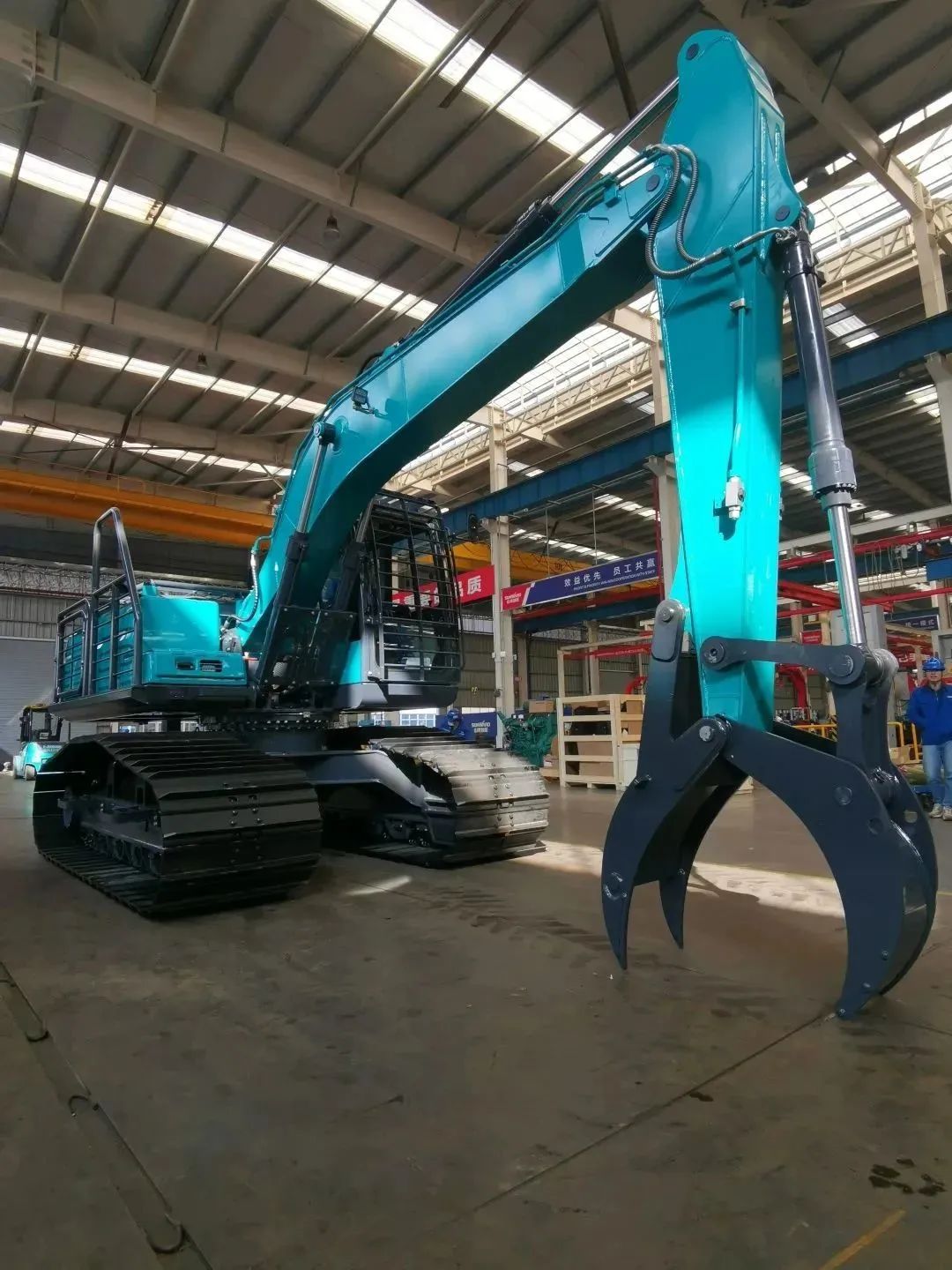 翻山越嶺，稱霸“武林”！山河智能首款中型林業挖掘機成功下線