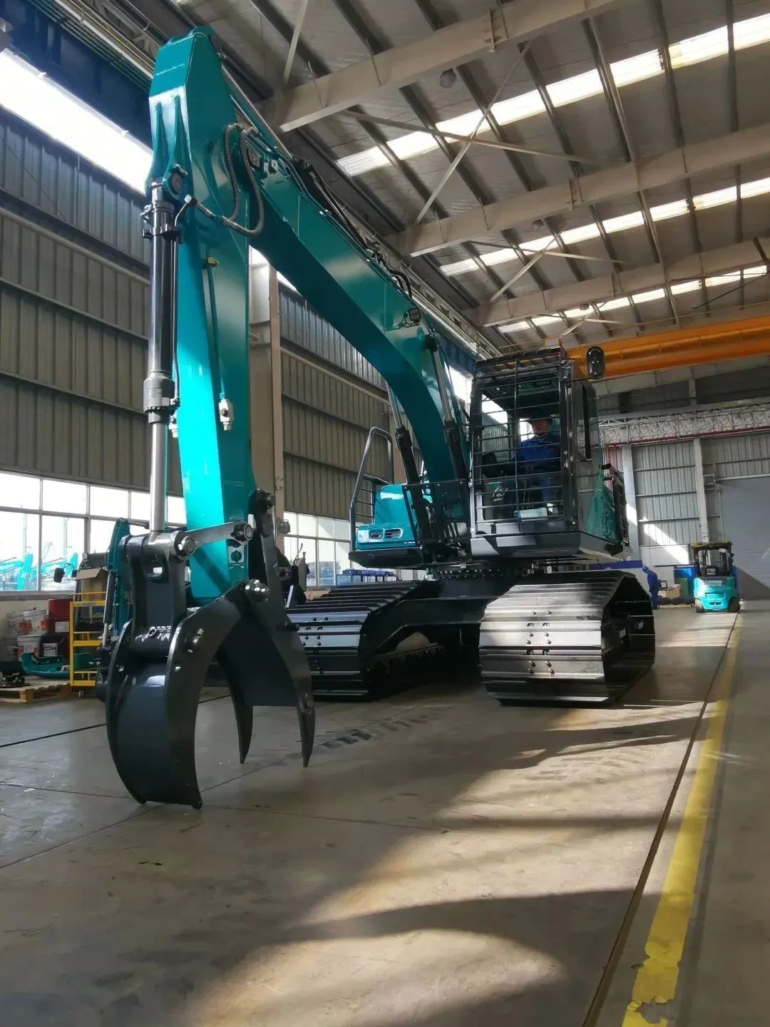 翻山越嶺，稱霸“武林”！山河智能首款中型林業挖掘機成功下線