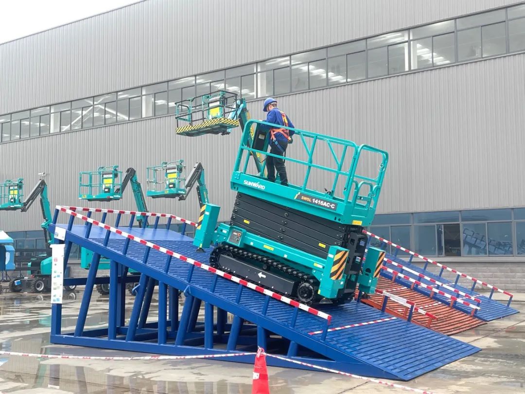 出廠即“出道”！山河智能首款履帶剪叉式高空作業平臺批量上市