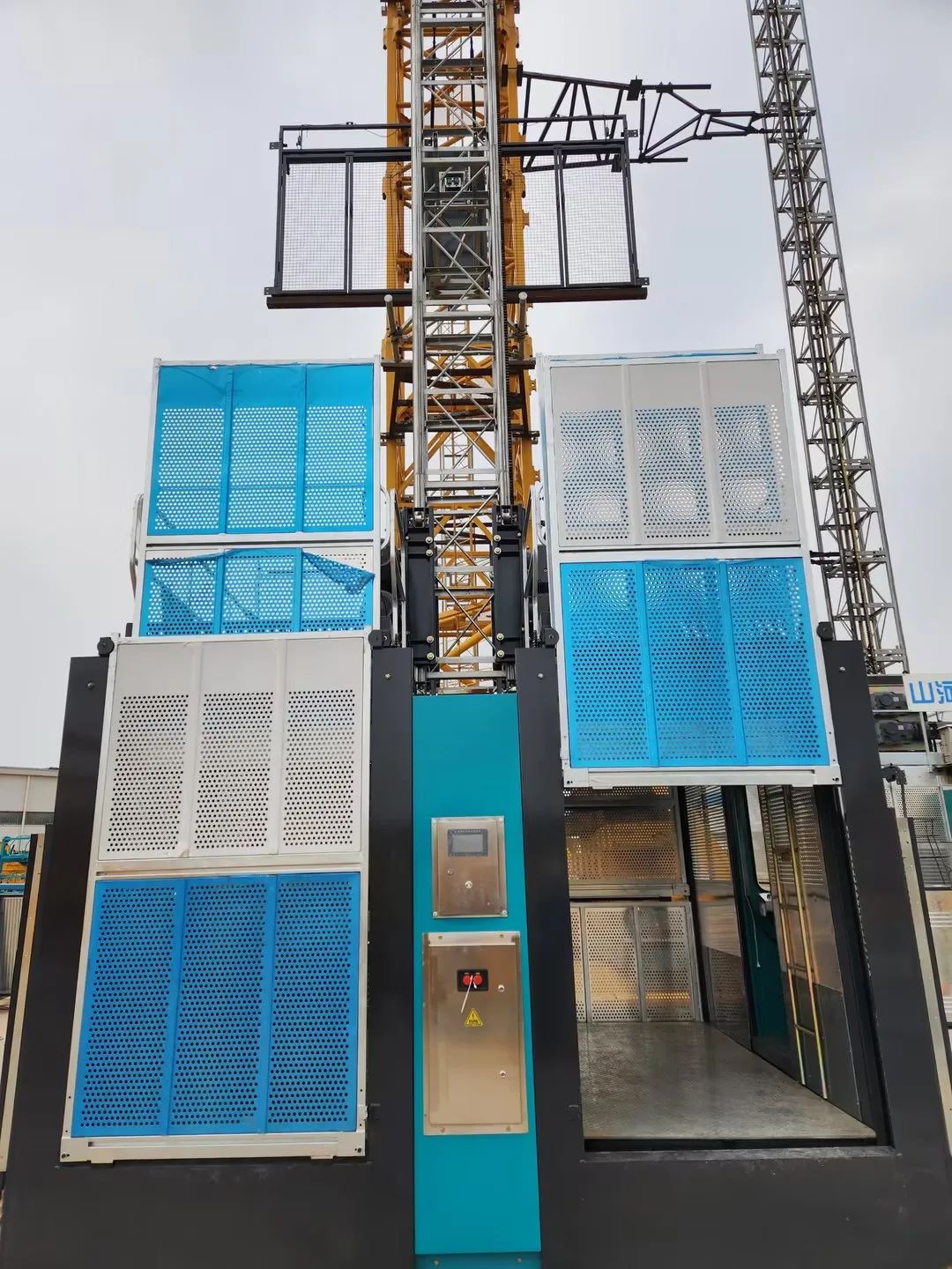 科技顯能、再添新品！山河江麓智能施工升降機成功下線