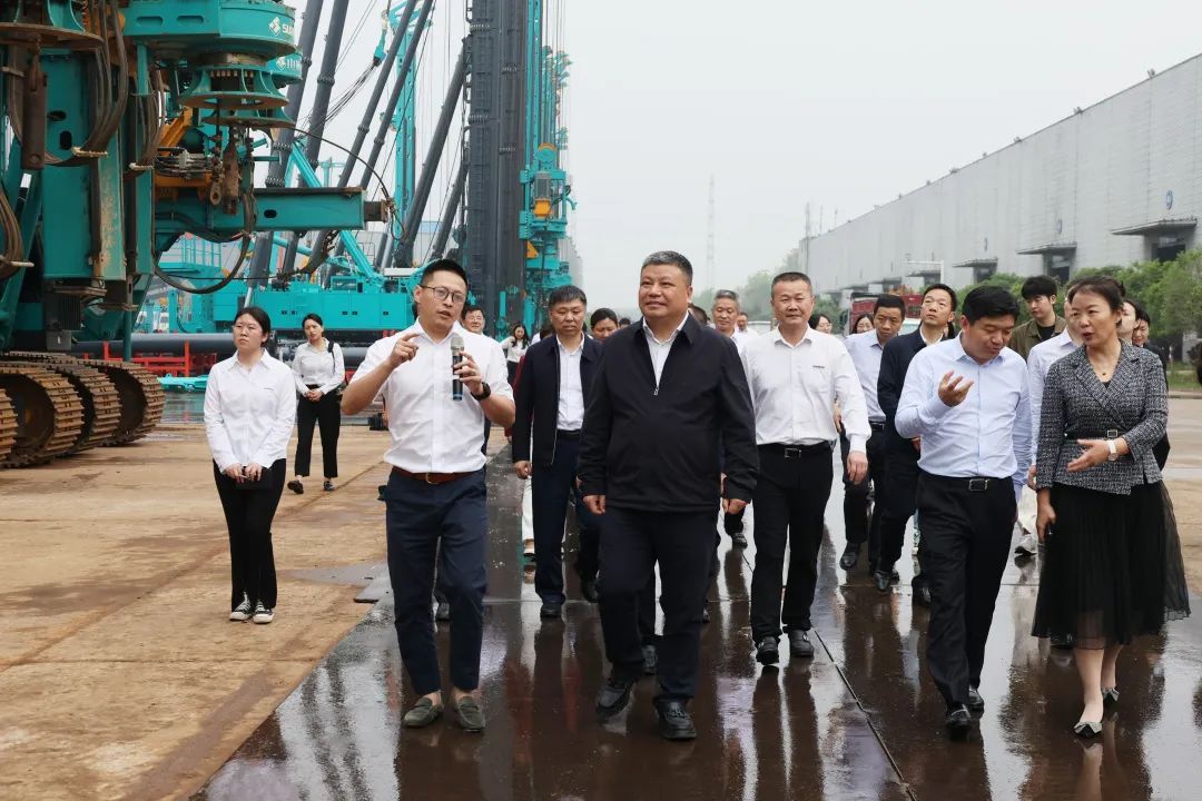 長沙市政協主席陳剛調研山河智能