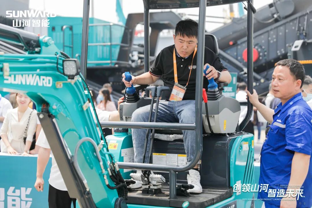 精品出擊、互動不斷！山河智能F系列挖掘機閃耀長沙展