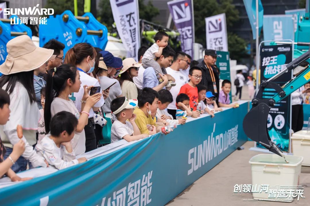 精品出擊、互動不斷！山河智能F系列挖掘機閃耀長沙展