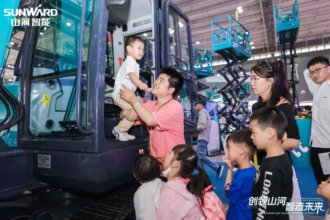 精品出擊、互動不斷！山河智能F系列挖掘機閃耀長沙展