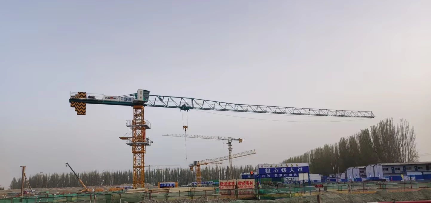 天山腳下的畫師！山河江麓群塔援疆建設新景色