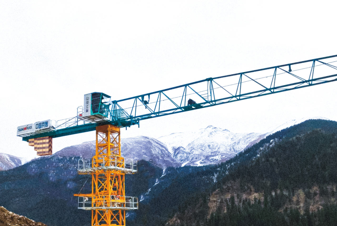 天山腳下的畫師！山河江麓群塔援疆建設新景色