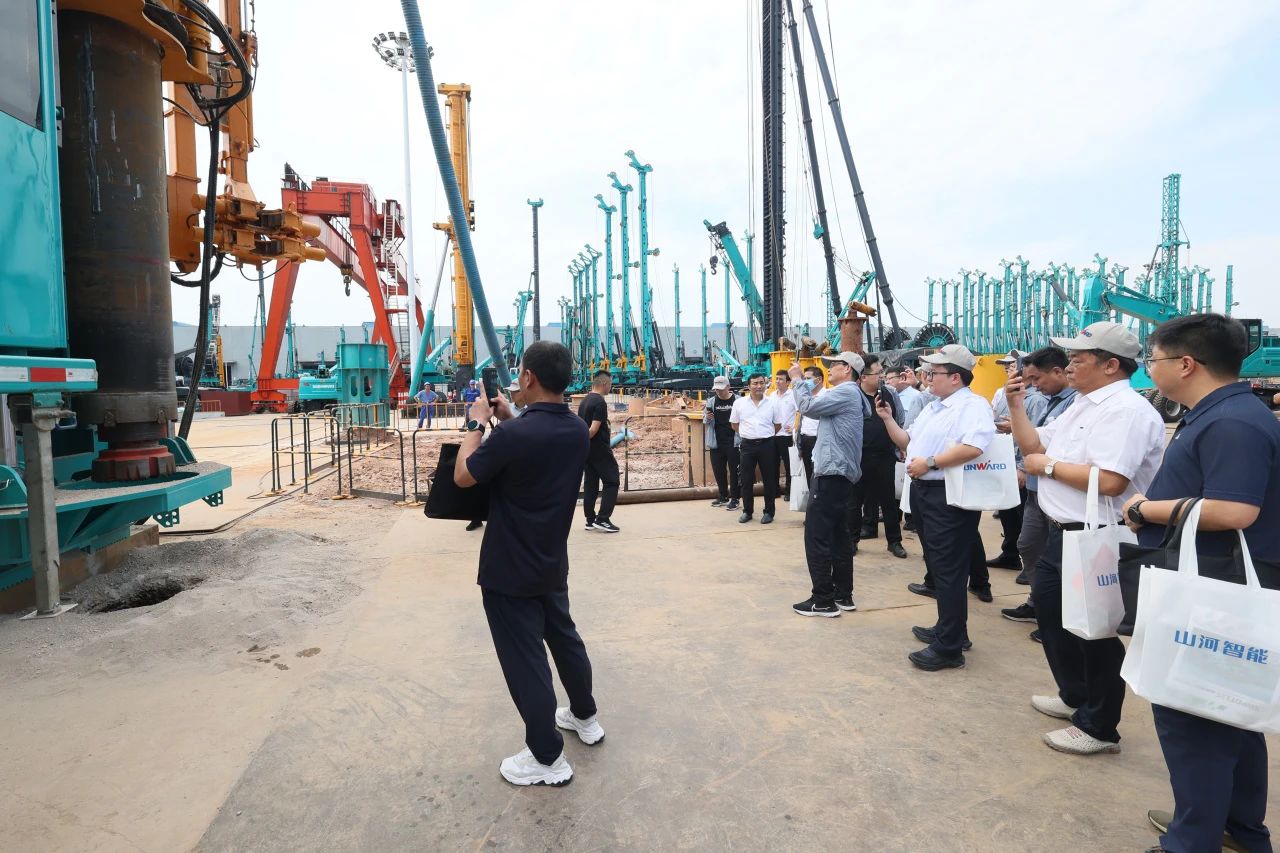 山河智能全球首創深井套管車載鉆機下線發布