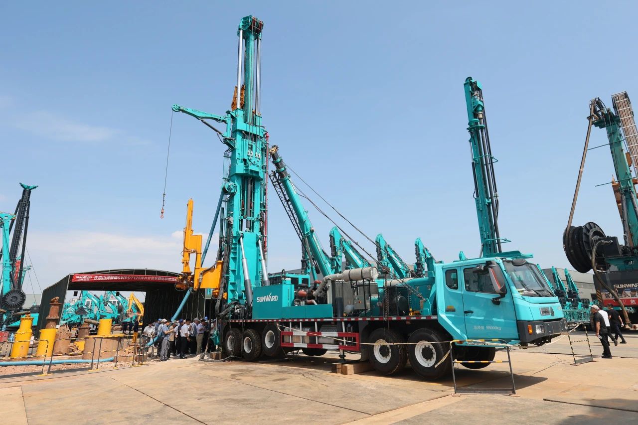 山河智能全球首創深井套管車載鉆機下線發布