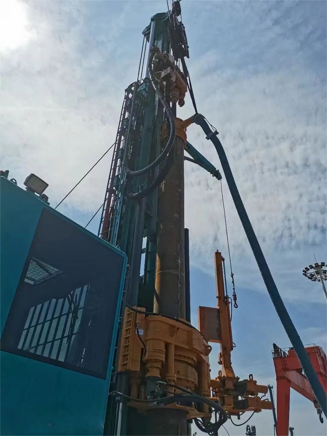 山河智能全球首創深井套管車載鉆機下線發布