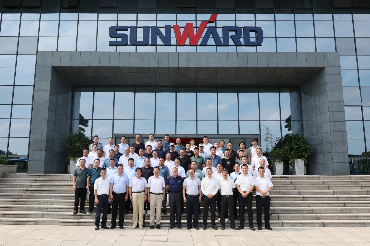 山河智能全球首創深井套管車載鉆機下線發布