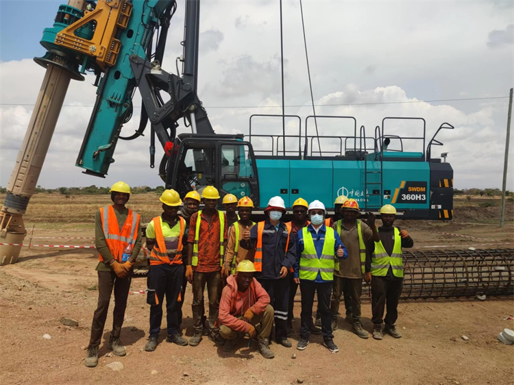 深化合作、共創輝煌！何清華帶隊拜訪中土集團