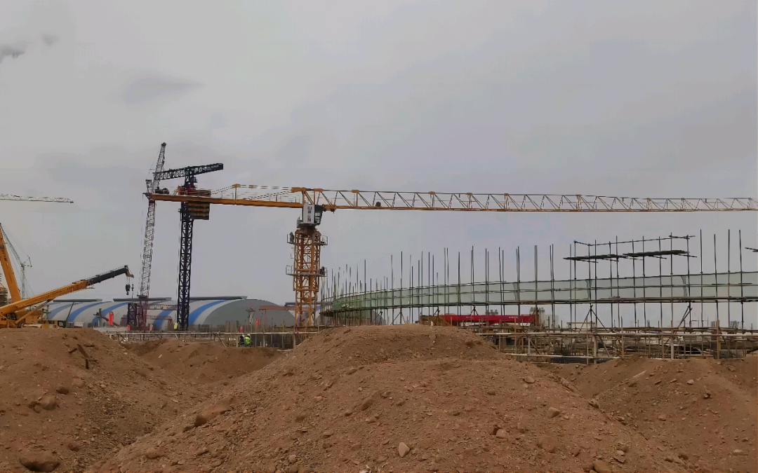 大漠戈壁展雄姿！山河江麓塔機助力常樂電廠項目