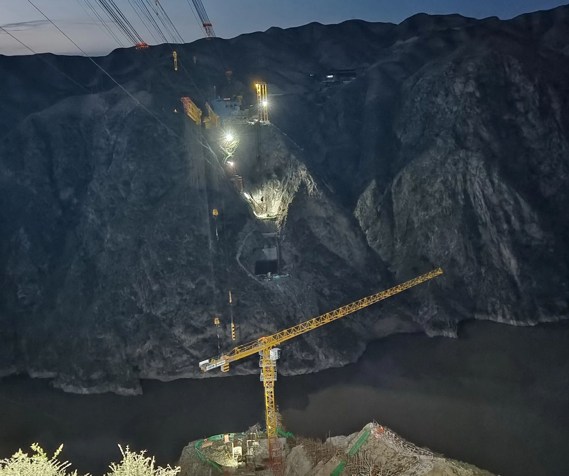 一橋通南北，群嶺變坦途！山河江麓塔機助建洮河大橋