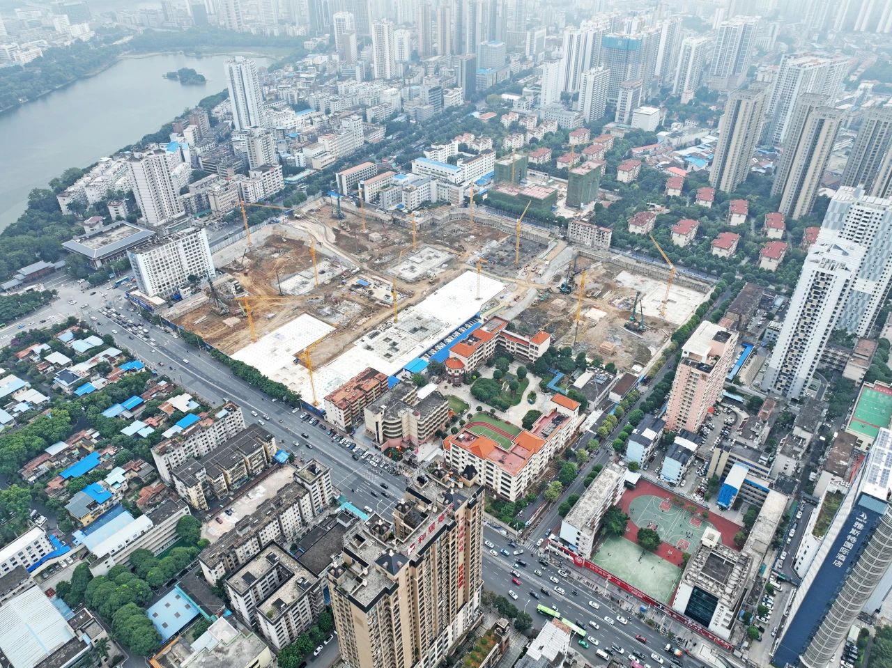 “綠巨人”顯神威！山河智能引孔式靜力壓樁機助建“綠城”南寧民生項目