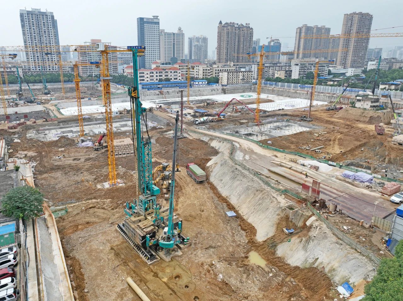 “綠巨人”顯神威！山河智能引孔式靜力壓樁機助建“綠城”南寧民生項目