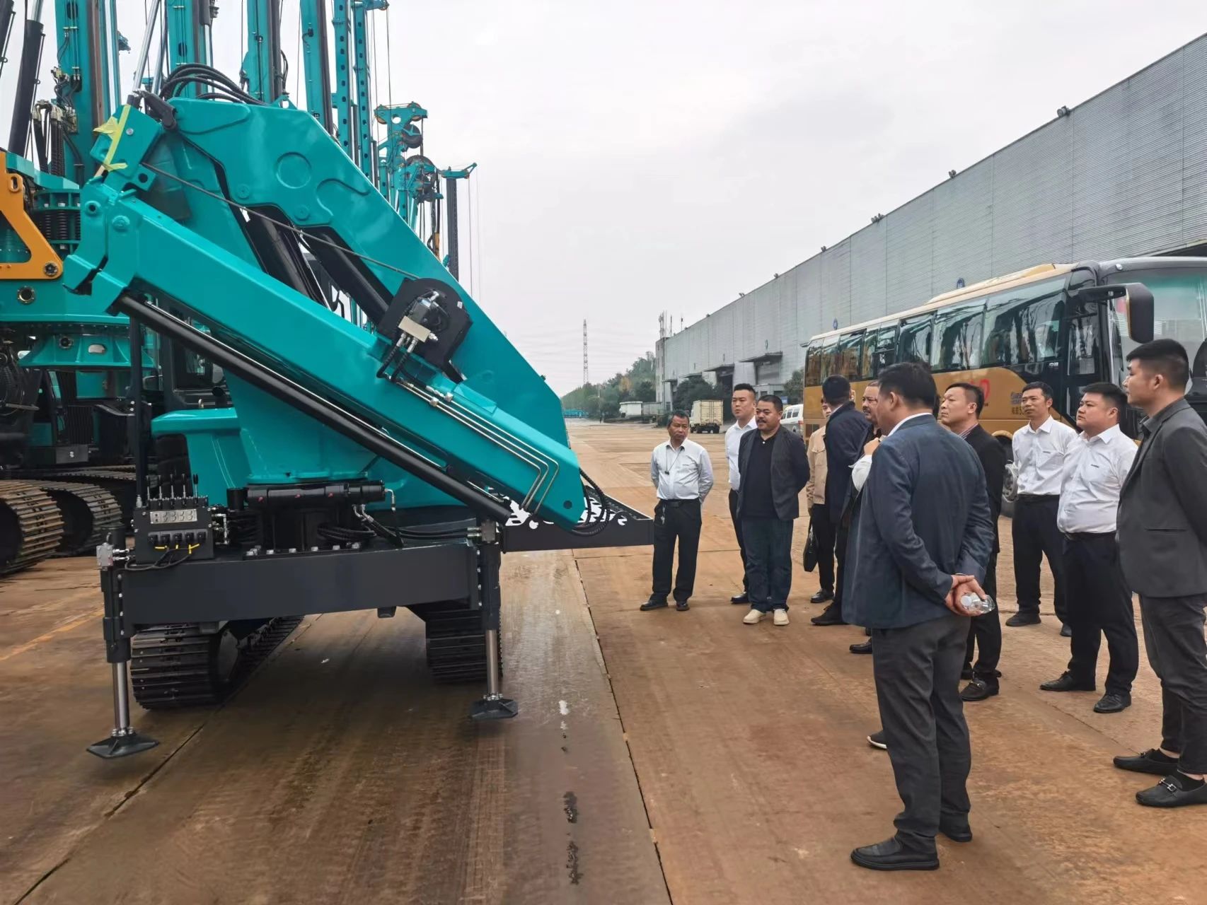 行業寒冬現暖陽！現場簽購20臺旋挖鉆機，山河智能攜手湖南駿牛助力國家電網項目建設