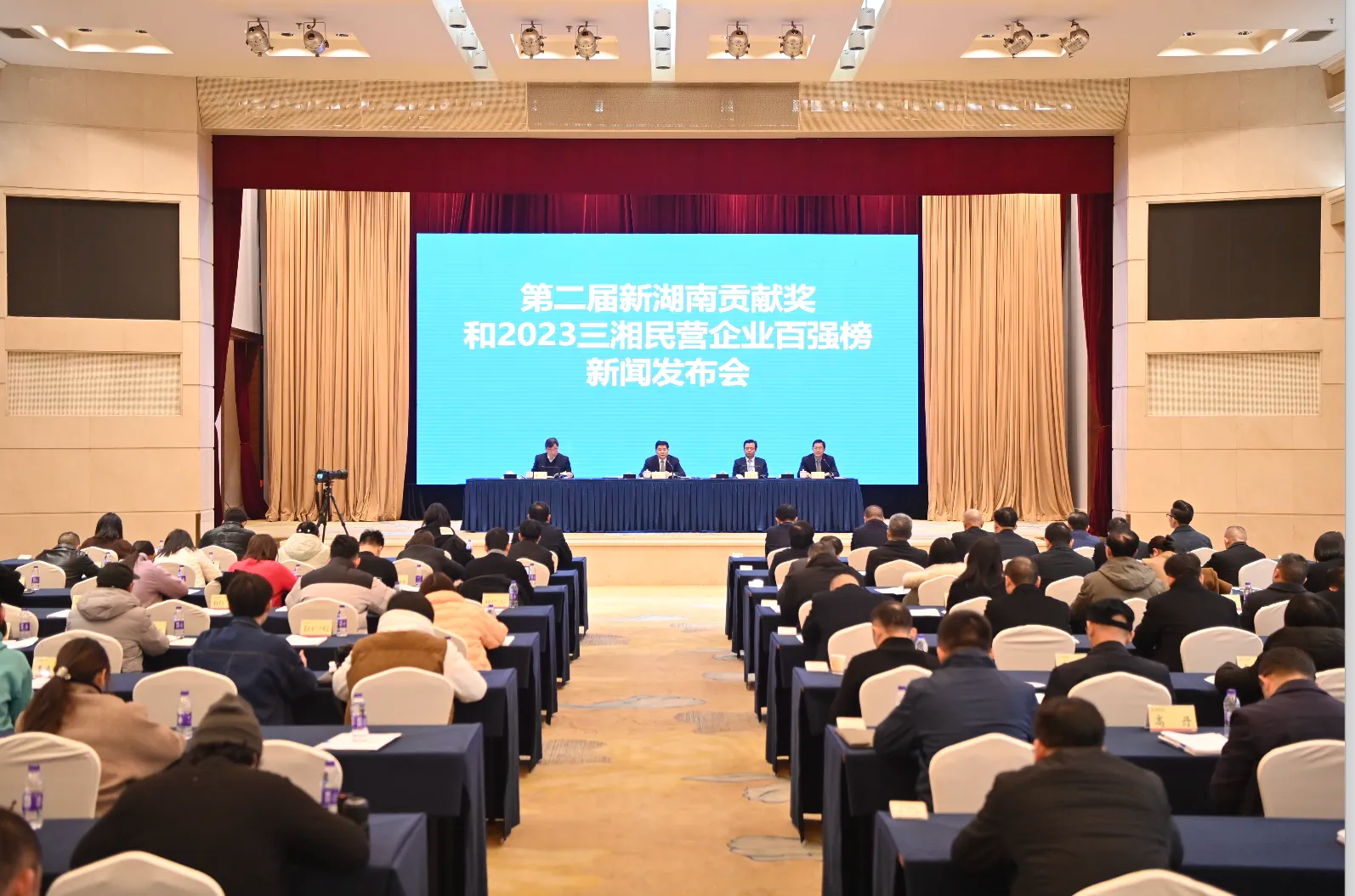 山河智能總經理夏志宏榮獲“第二屆新湖南貢獻獎先進個人”