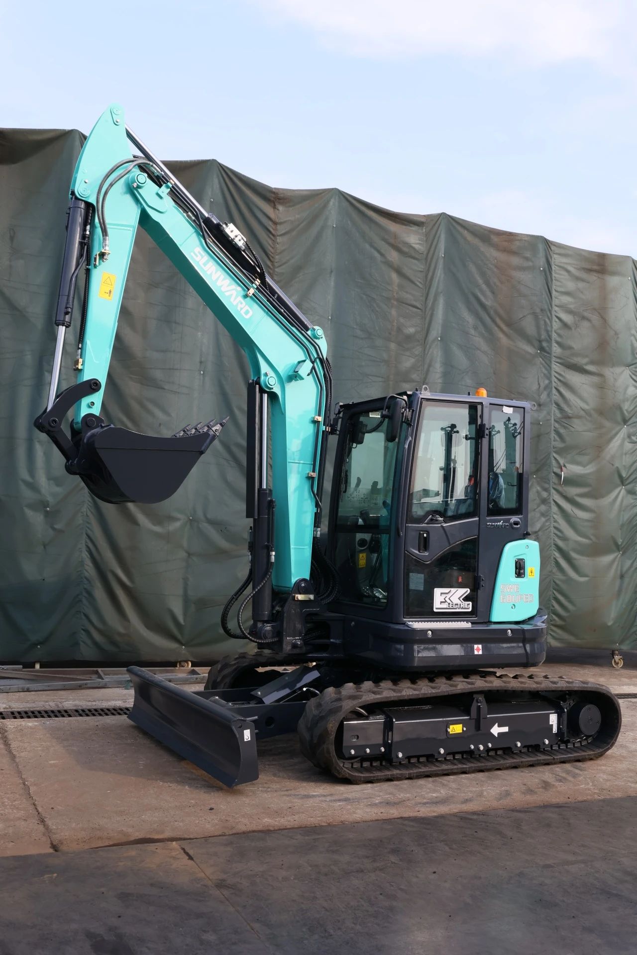 綠色上新！山河智能SWE60UFED純電動無尾挖掘機成功下線