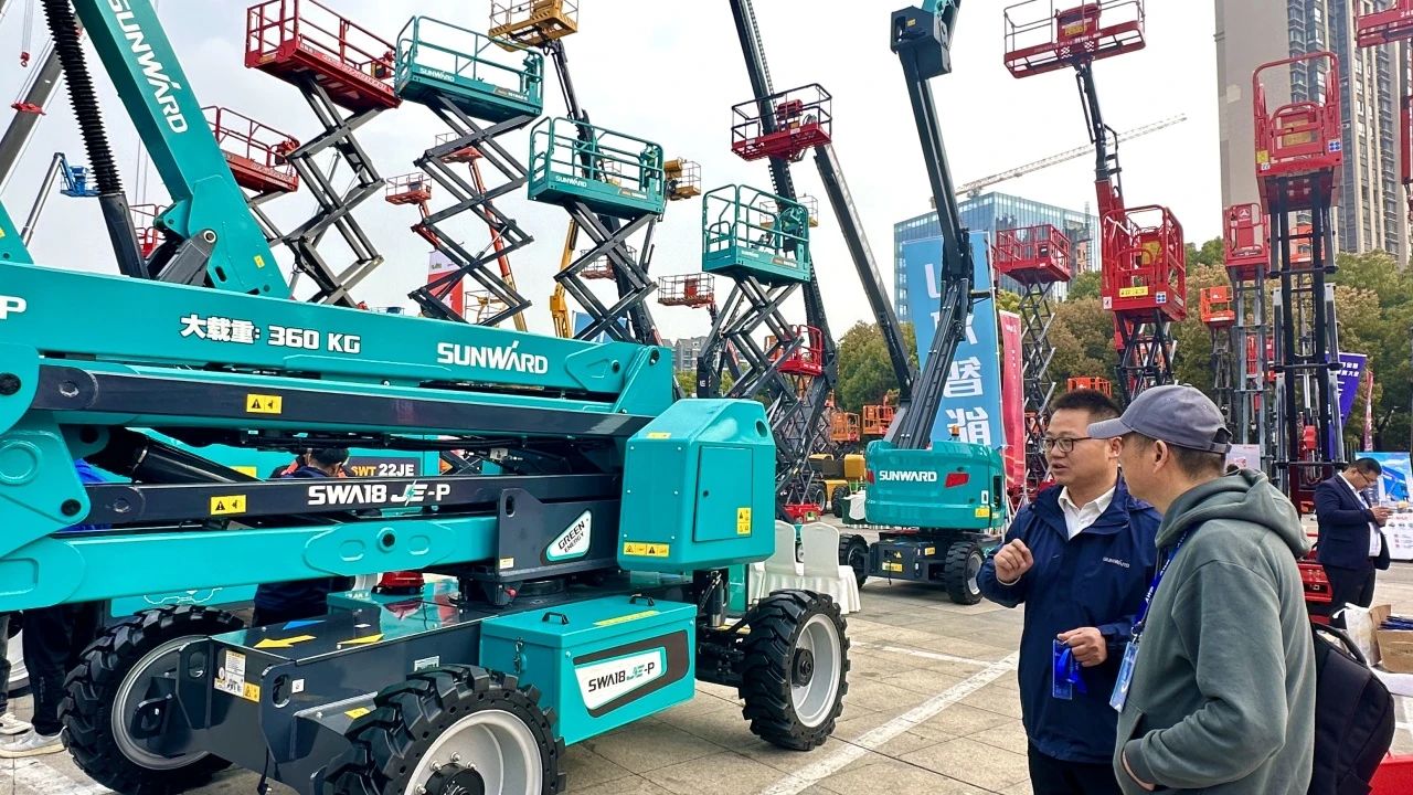 “爆品”來襲，簽單不斷！ 山河智能盛裝亮相第八屆全國高空作業平臺租賃大會