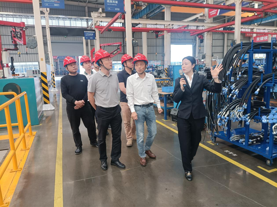 國家油氣田井控應急救援川慶隊龐平一行調研山河智能