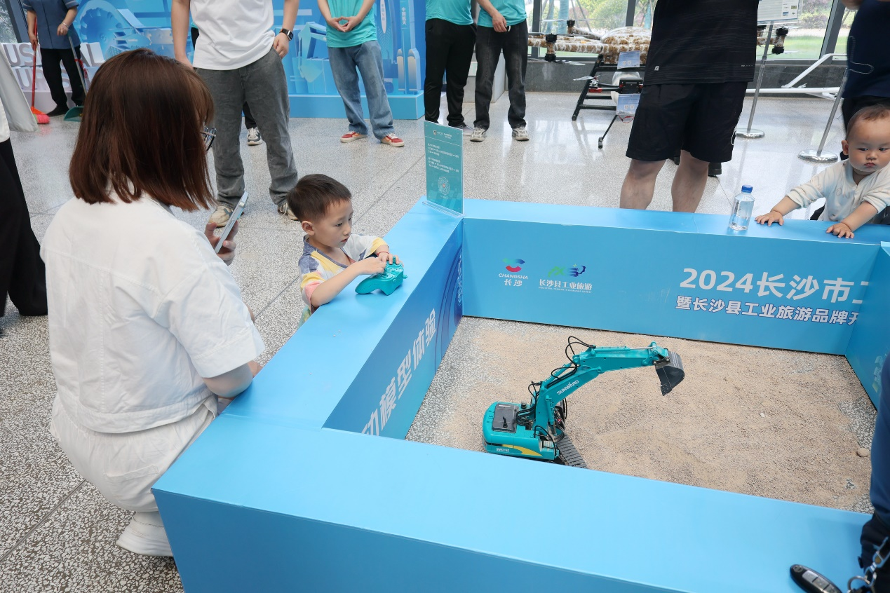 山河智能助力2024長沙市工業旅游嘉年華活動